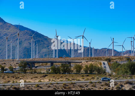 Windenergieanlagen in San Gorgonio Pass, Palm Springs, Kalifornien, USA Stockfoto