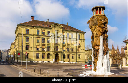 Gefrorene Meret Oppenheim-Brunnen in Bern, Schweiz Stockfoto