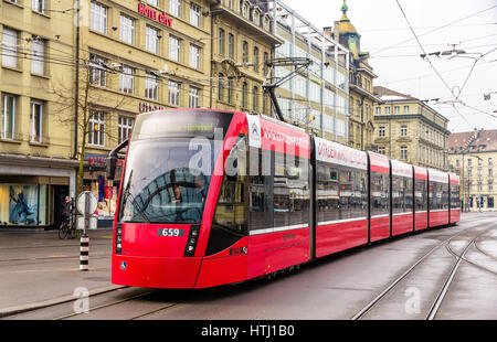 BERN, Schweiz - 15 Februar: Siemens Combino Straßenbahn am Bubenbergplatz in Bern am 15. Februar 2015. Es gibt 36 Straßenbahnen dieser Klasse in Bern Stockfoto