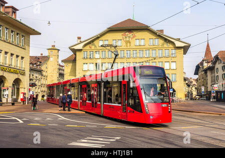 BERN, Schweiz - 15 Februar: Siemens Combino Straßenbahn am Casinoplatz in Bern am 15. Februar 2015. Es gibt 36 Straßenbahnen dieser Klasse in Bern Stockfoto