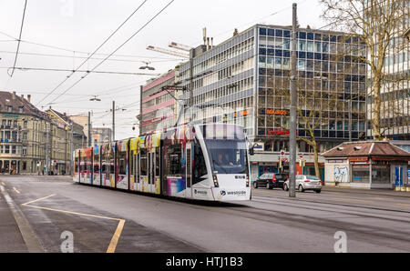 BERN, Schweiz - 15 Februar: Siemens Combino Straßenbahn am Bubenbergplatz in Bern am 15. Februar 2015. Es gibt 36 Straßenbahnen dieser Klasse in Bern Stockfoto