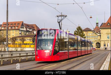 BERN, Schweiz - 15 Februar: Siemens Combino-Straßenbahn auf Kirchenfeldbrucke in Bern am 15. Februar 2015. Es gibt 36 Straßenbahnen dieser Klasse in Bern Stockfoto