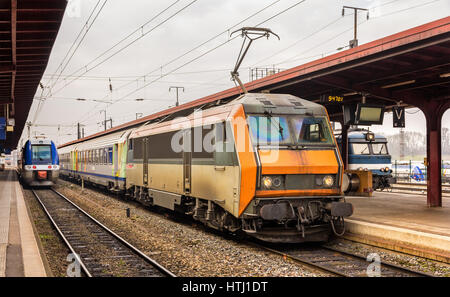 Regional-express-Zug am Bahnhof von Straßburg - Elsass, Frankreich Stockfoto