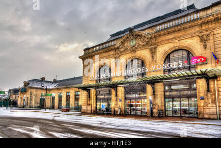 SAINT-DIE-DES-VOSGES, Frankreich-8. Februar: Raiway Station Saint-Die-des-Vosges auf 8. Februar 2015. Der Bahnhof wurde im Jahre 1864 eingeweiht. Stockfoto