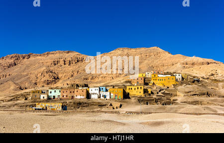 Ägyptische Dorf in der Wüste in der Nähe von Luxor Stockfoto