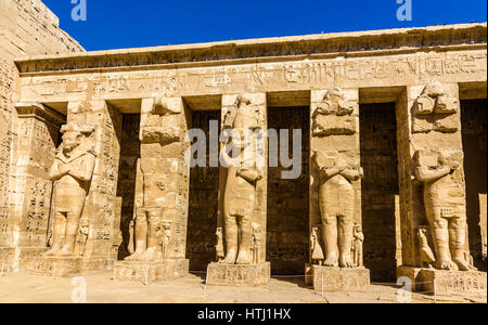 Antike Figuren in Medinet Habu Tempel - Ägypten Stockfoto