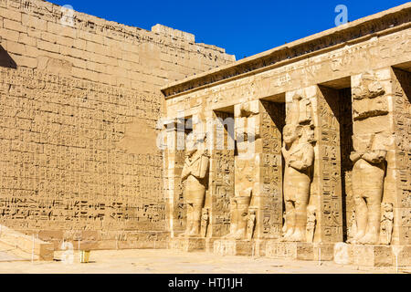 Antike ägyptische Statuen in der Leichenhalle Tempel von Ramses III Stockfoto