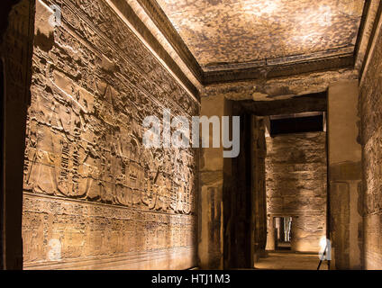 Alte ägyptische Wandschnitzereien im Luxor-Tempel Stockfoto