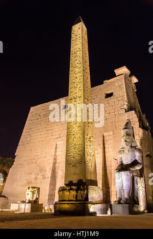 Der rote Granitobelisk am Eingang des Luxor-Tempel - Ägypten Stockfoto