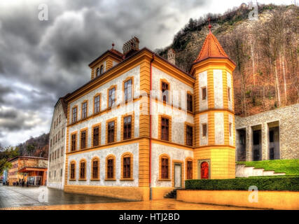 Gebäude auf dem Platz von Peter Kaiser in Vaduz - Liechtenstein Stockfoto
