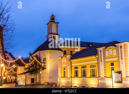 Quadratische Marktplatz mit St.-Johannes Kirche in Feldkirch - Österreich Stockfoto