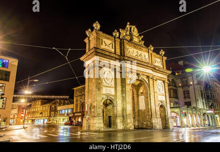 Triumphbogen in Innsbruck in der Nacht - Österreich Stockfoto