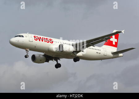 Schweizer internationale Airbus A320-214 HB-begangenen Landung am Flughafen London Heathrow, Vereinigtes Königreich Stockfoto