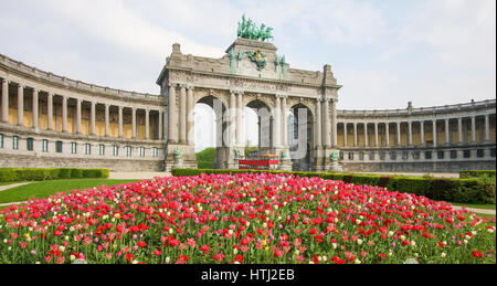 Der Triumphbogen (Arc de Triomphe) im Parc du Cinquantenaire oder Jubelpark im Europaviertel in Brüssel. Stockfoto