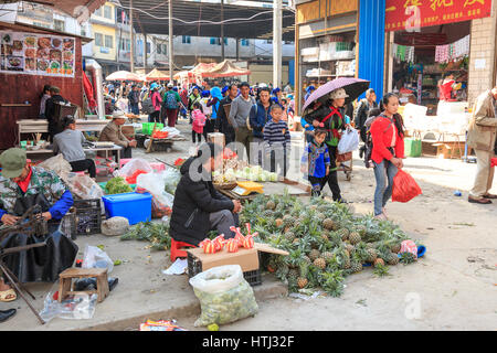 YuanYang, China - 21. Februar 2017: Hani Menschen Sachen im lokalen Markt in YuanYang Shengcun kaufen. Hani sind eine der 56 Minderheiten in China und Stockfoto