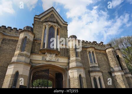 HIGHGATE, LONDON, UK - 12. März 2016: Außenseite der Kapelle auf dem West-Friedhof Stockfoto