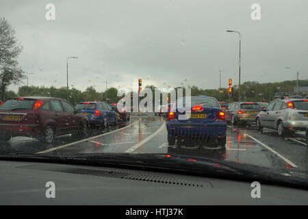 BASINGSTOKE, UK, 25. Mai 2016: Verkehr einreihen wie die Lichter an einem dumpfen, regnerischen Abend Stockfoto