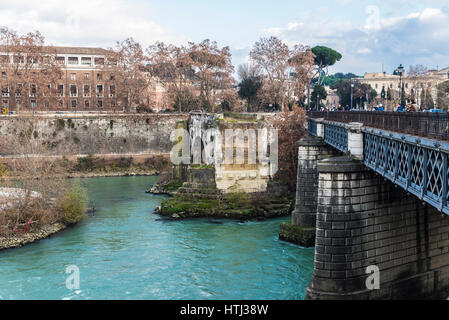 Brücke über den Tiber durch Rom, Italien Stockfoto