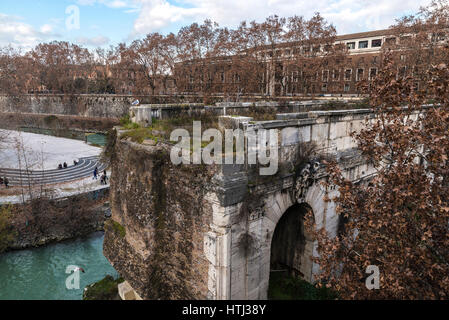 Alte Brücke über den Tiber Fluss durch Rom, Italien Stockfoto