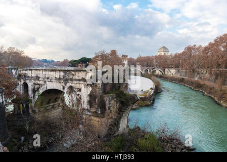 Alte Brücke über den Tiber Fluss durch Rom, Italien Stockfoto