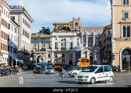 Rom, Italien - 31. Dezember 2016: Verkehr auf einer Straße und Passanten in Rom, Italien Stockfoto