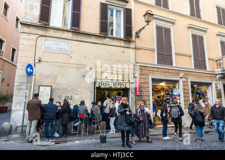 Rom, Italien - 31. Dezember 2016: Menschen zu Fuß und Pizza essen, in einer Bar auf der Straße im historischen Zentrum von Rom, Italien Stockfoto