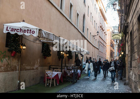 Rom, Italien - 31. Dezember 2016: Menschen zu Fuß auf einer Straße im historischen Zentrum von Rom, Italien Stockfoto