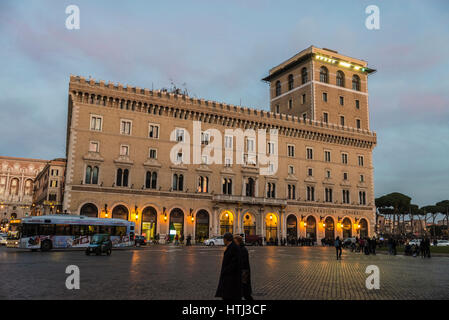 Rom, Italien - 31. Dezember 2016: Blick auf die historische Stadt Rom in der Nacht, Italien Stockfoto