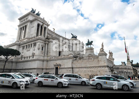 Rom, Italien - 2. Januar 2017: Taxistand vor dem Monument von Vittorio Emanuele im historischen Zentrum von Rom, Italien Stockfoto