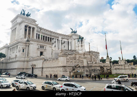 Rom, Italien - 2. Januar 2017: Taxistand vor dem Monument von Vittorio Emanuele im historischen Zentrum von Rom, Italien Stockfoto