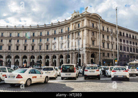 Rom, Italien - 3. Januar 2017: Taxistand mit vielen weißen Taxis im historischen Zentrum von Rom, Italien Stockfoto