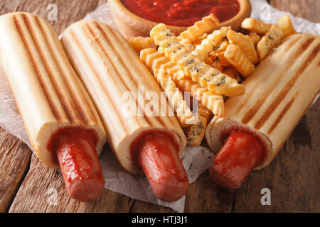 Französische Hot Dogs Rollen, mit Pommes Frites und Tomaten-Soße-Makro auf dem Tisch. Horizontale Stockfoto