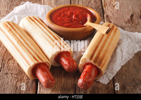 Würzige französischen Hot-Dog Brötchen mit Ketchup Closeup auf dem Tisch. Horizontale Stockfoto