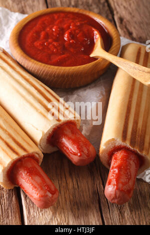 Würzige französischen Hot-Dog Brötchen mit Ketchup Closeup auf dem Tisch. vertikale Stockfoto