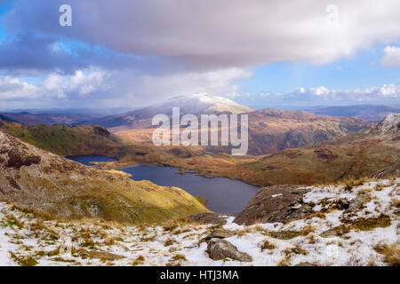 Blick auf See Llyn Llydaw und fernen Moel Siabod von Y Gribin Grat in Snowdon Horseshoe mit Schnee im Winter.  Pen-y-Pass Snowdonia North Wales UK Stockfoto