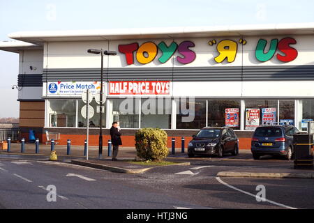 Basingstoke, Großbritannien - 5. Dezember 2016: Äußere des Toys R Us-Superstore. Toys R Us ist eine internationale Kette von Spielwarenläden Stockfoto