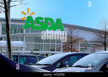 Basingstoke, Großbritannien - 5. Dezember 2016: Ladenfront von ASDA Supermarkt in Brighton Hügel. Stockfoto