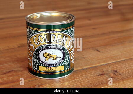 Camberley, England - 11. Dezember 2016: Zinn von Lyle Golden Syrup - einmal genannt Tate and Lyle, Golden Sirup ist s eine dicke, bernsteinfarbenen Form des inver Stockfoto