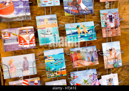 Am Meer Postkarten zum Verkauf in einem Rack vor einem Geschäft in Whitby, North Yorkshire, UK Stockfoto