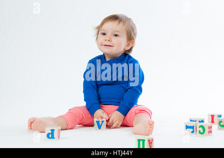 Kleines Kind spielen mit Würfeln isoliert auf weißem Hintergrund Stockfoto