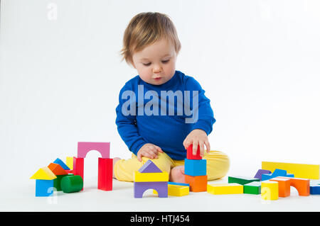 Kleines Kind spielen mit Würfeln isoliert auf weißem Hintergrund Stockfoto