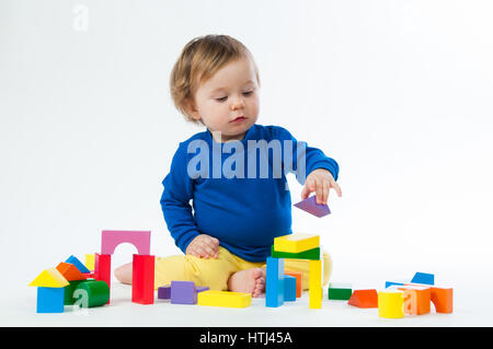 Kleines Kind spielen mit Würfeln isoliert auf weißem Hintergrund Stockfoto