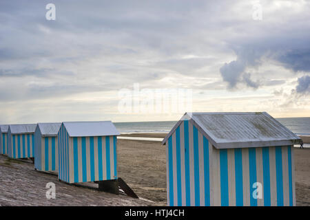 Kabinen und Strand Hauben auf den Strand von Neufchatel-Hardelot, Pas-De-Calais, Frankreich Stockfoto