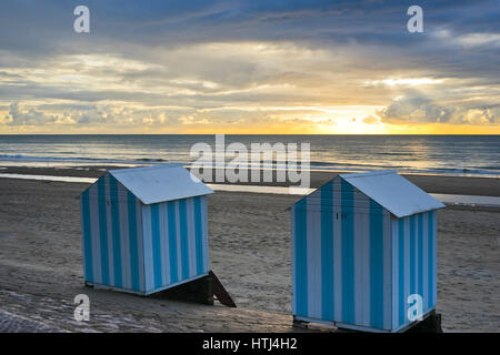 Kabinen und Strand Hauben auf den Strand von Neufchatel-Hardelot, Pas-De-Calais, Frankreich Stockfoto