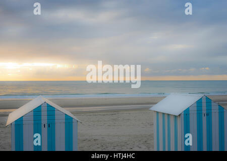 Kabinen und Strand Hauben auf den Strand von Neufchatel-Hardelot, Pas-De-Calais, Frankreich Stockfoto