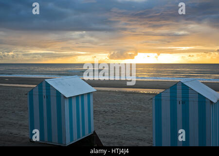 Kabinen und Strand Hauben auf den Strand von Neufchatel-Hardelot, Pas-De-Calais, Frankreich Stockfoto