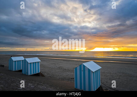 Kabinen und Strand Hauben auf den Strand von Neufchatel-Hardelot, Pas-De-Calais, Frankreich Stockfoto