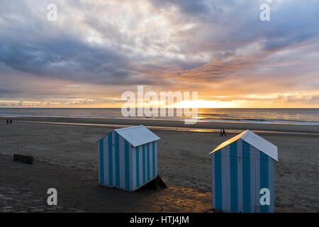 Kabinen und Strand Hauben auf den Strand von Neufchatel-Hardelot, Pas-De-Calais, Frankreich Stockfoto