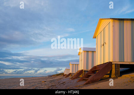 Kabinen und Strand Hauben auf den Strand von Neufchatel-Hardelot, Pas-De-Calais, Frankreich Stockfoto