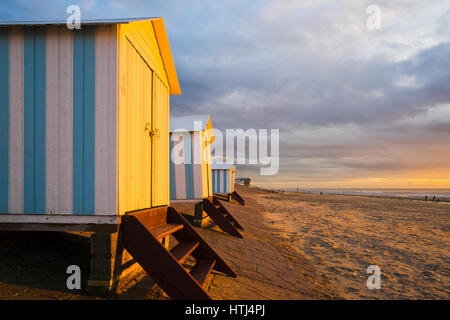 Kabinen und Strand Hauben auf den Strand von Neufchatel-Hardelot, Pas-De-Calais, Frankreich Stockfoto